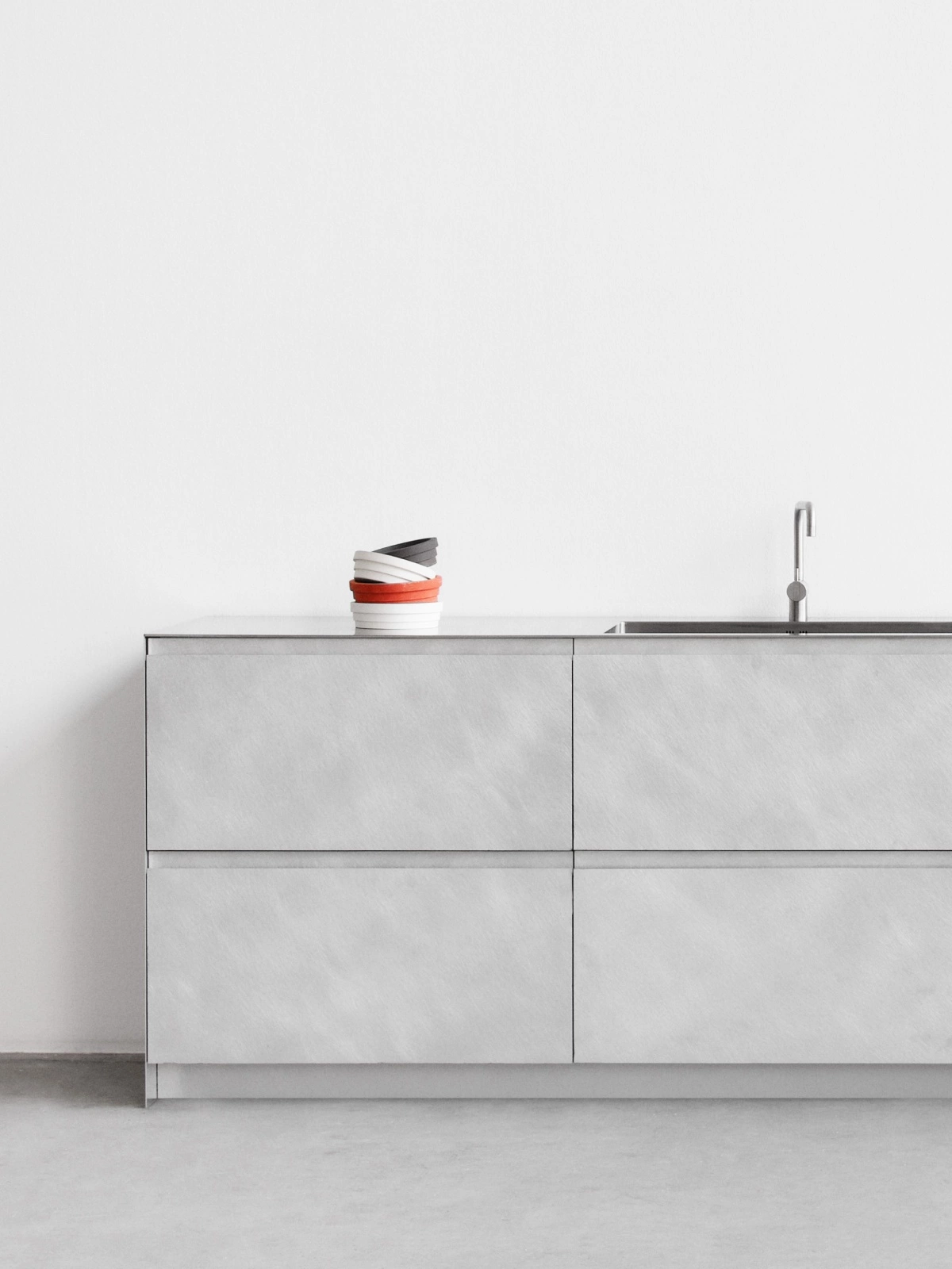 Reform Concrete Minimal – Grifflose Betonküche – Beton hellgrau BT440 matt