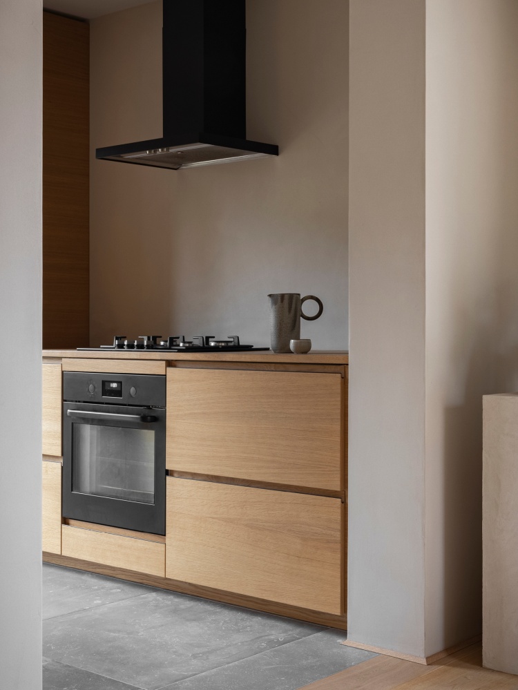 Kitchen with natural oak fronts and handles in dark metal