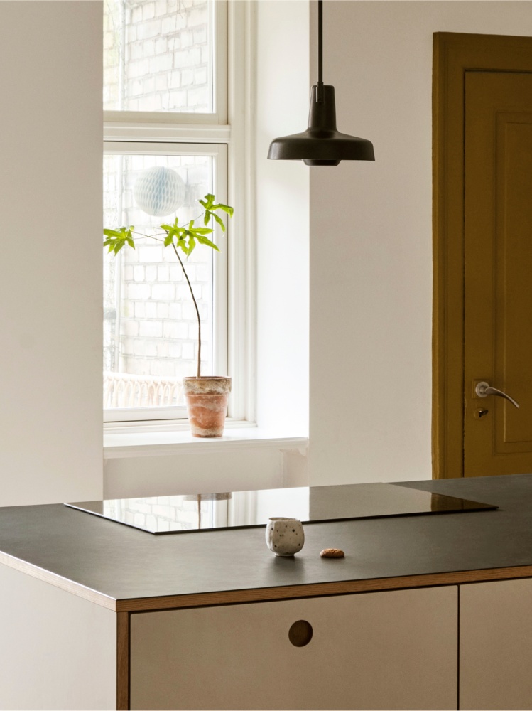 BASIS linoleum kitchen with handles in natural oak