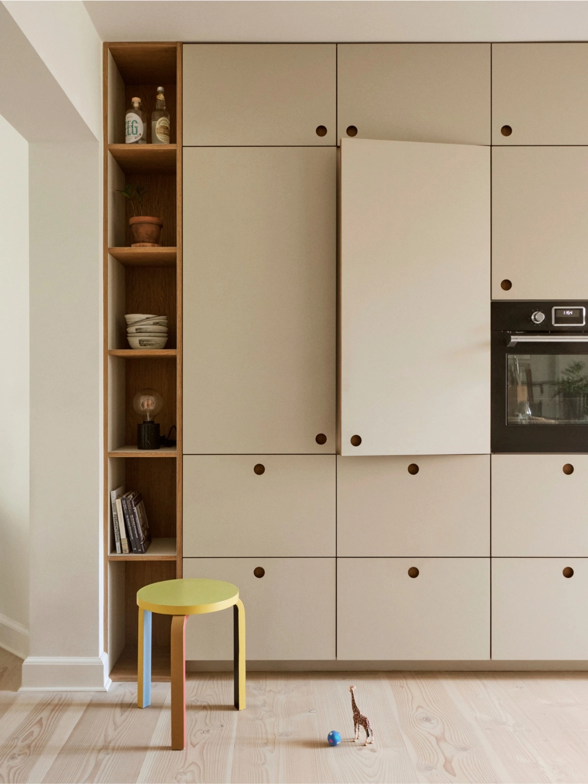 BASIS linoleum kitchen with handles in natural oak