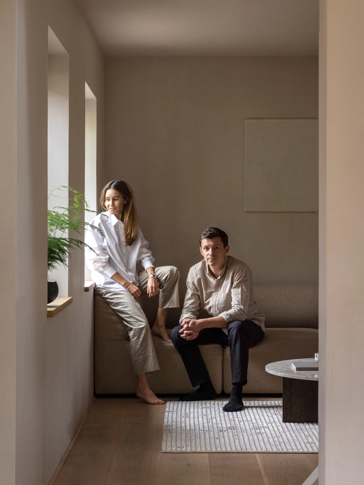 Cuisine avec façades en chêne naturel et poignées en métal foncé