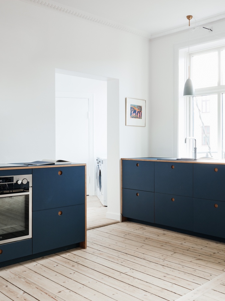 BASIS Küche aus blauem Linoleum