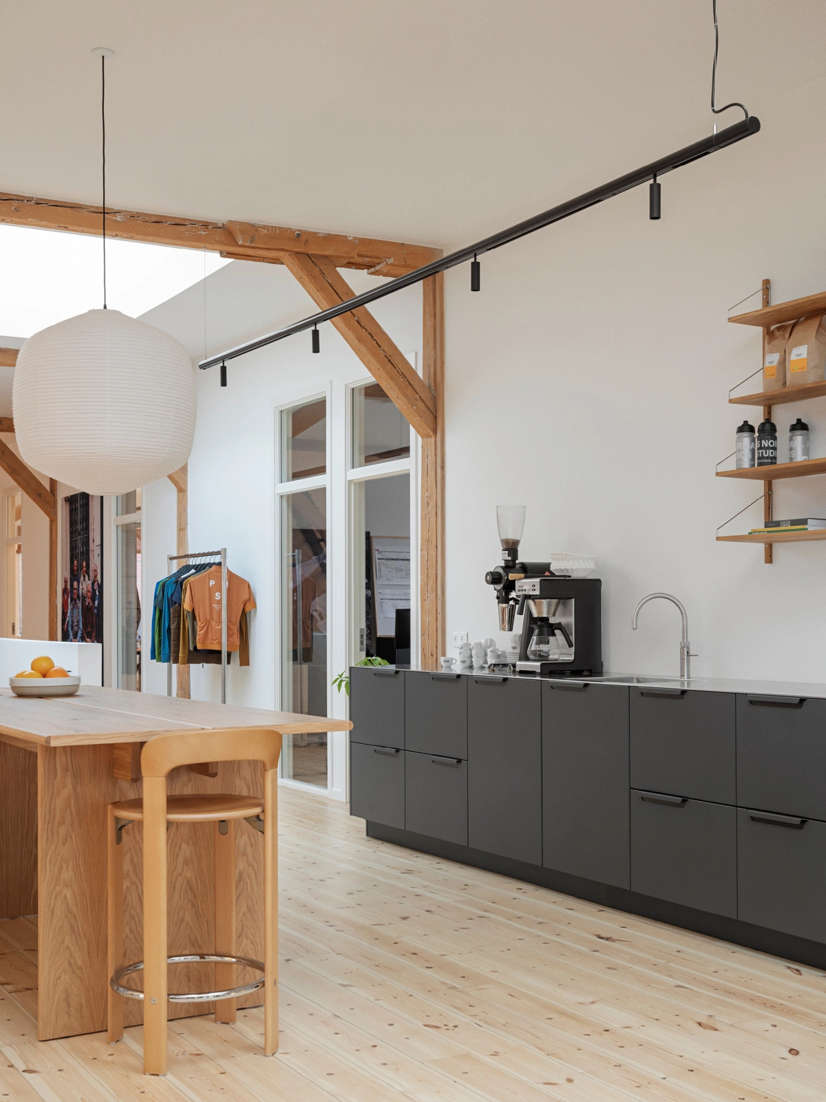 FOLD chez Pas Normal Studios : une cuisine durable pour un espace moderne