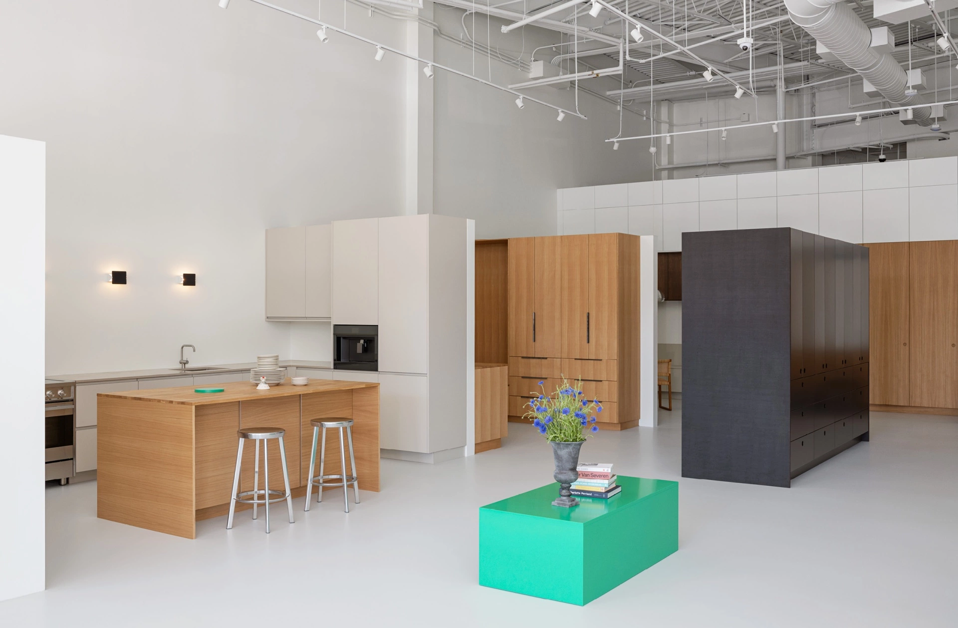 Reform kitchen showroom in Paramus, New Jersey. The showroom can be found on 160 NJ-17 N Paramus, NJ 07652 USA and is open 10am to 6pm