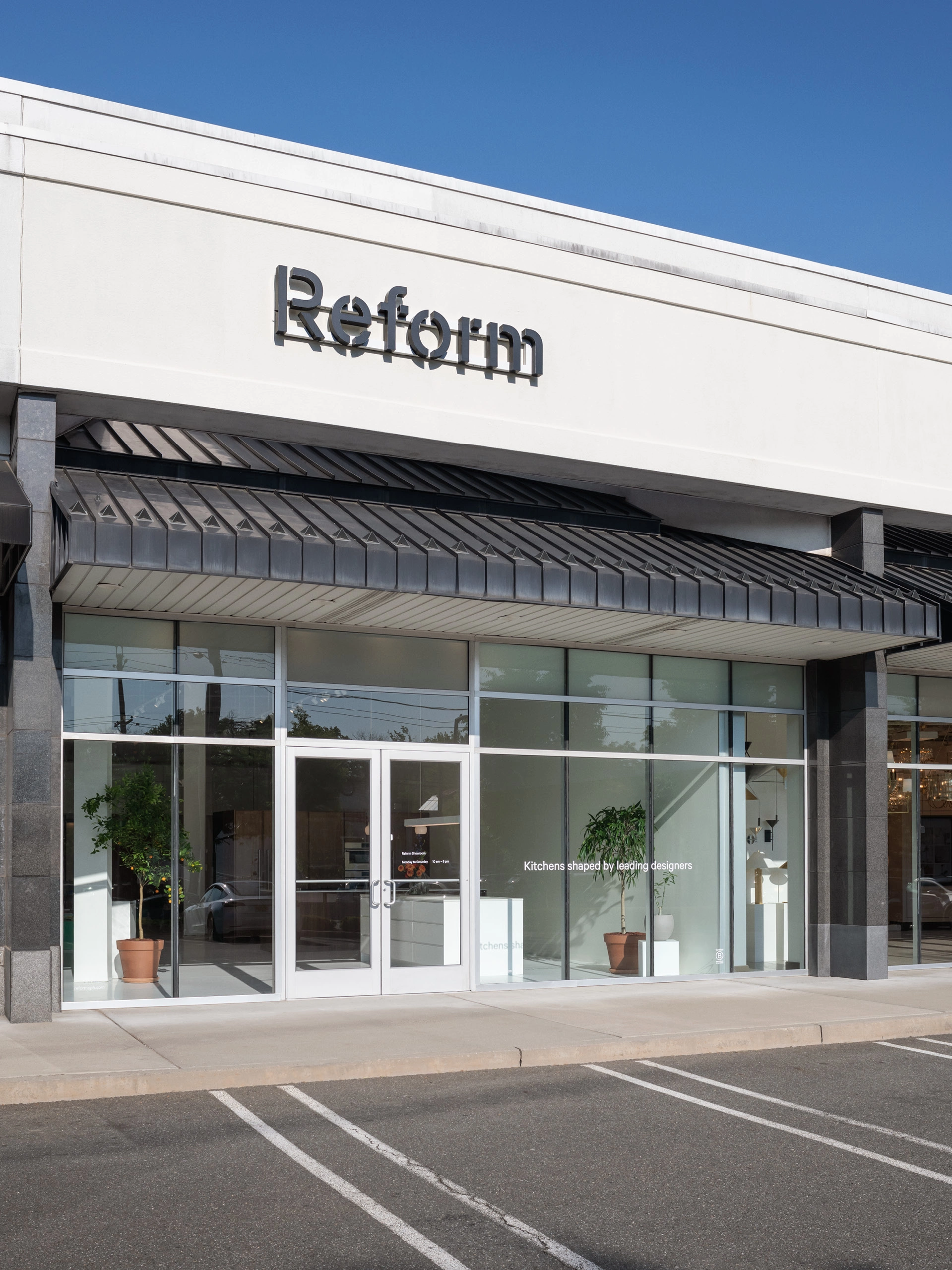 Reform kitchen showroom in Paramus, New Jersey. The showroom can be found on 160 NJ-17 N Paramus, NJ 07652 USA and is open 10am to 6pm