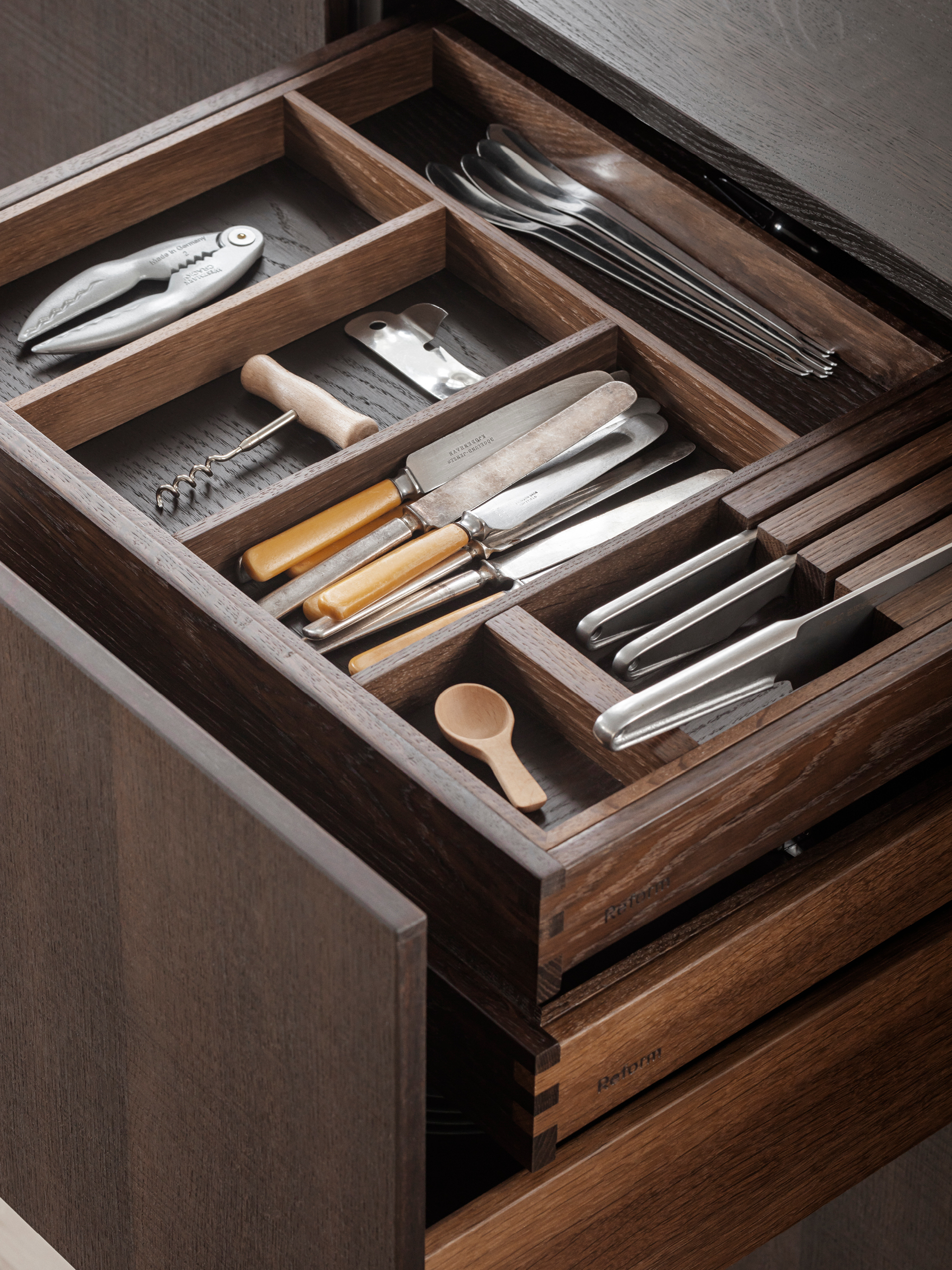 15 Kitchen drawer organizers – for a clean and clutter-free décor  Modern  kitchen design, Custom kitchen cabinets, Kitchen drawer organization