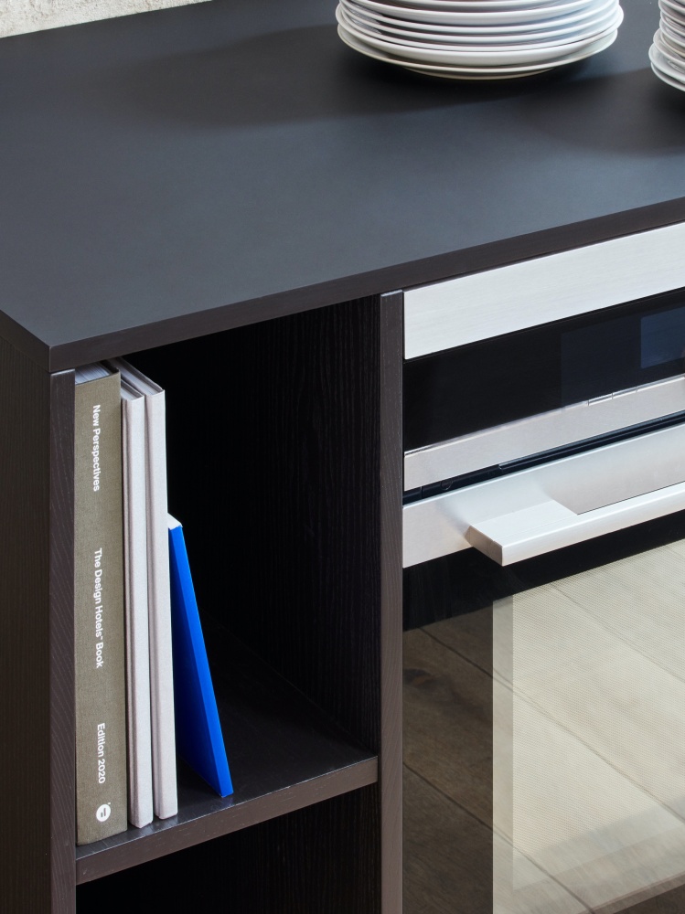 Freunde Von Freunden, Anthracite and aluminum kitchen in Berlin Reform