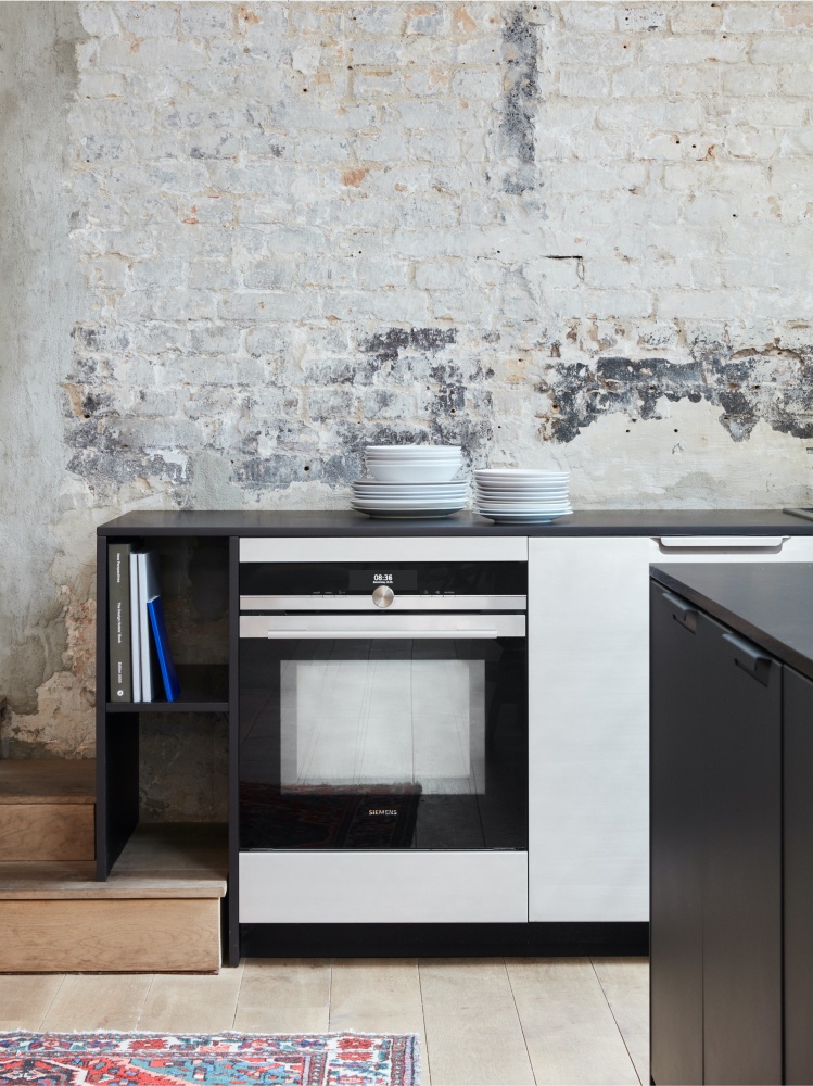 Freunde Von Freunden, Anthracite and aluminum kitchen in Berlin Reform
