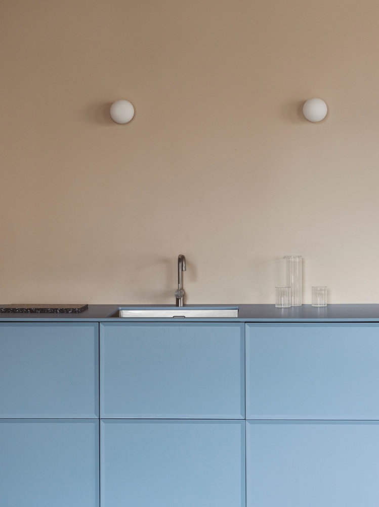 Kitchen cabinets with blue FRAME fronts