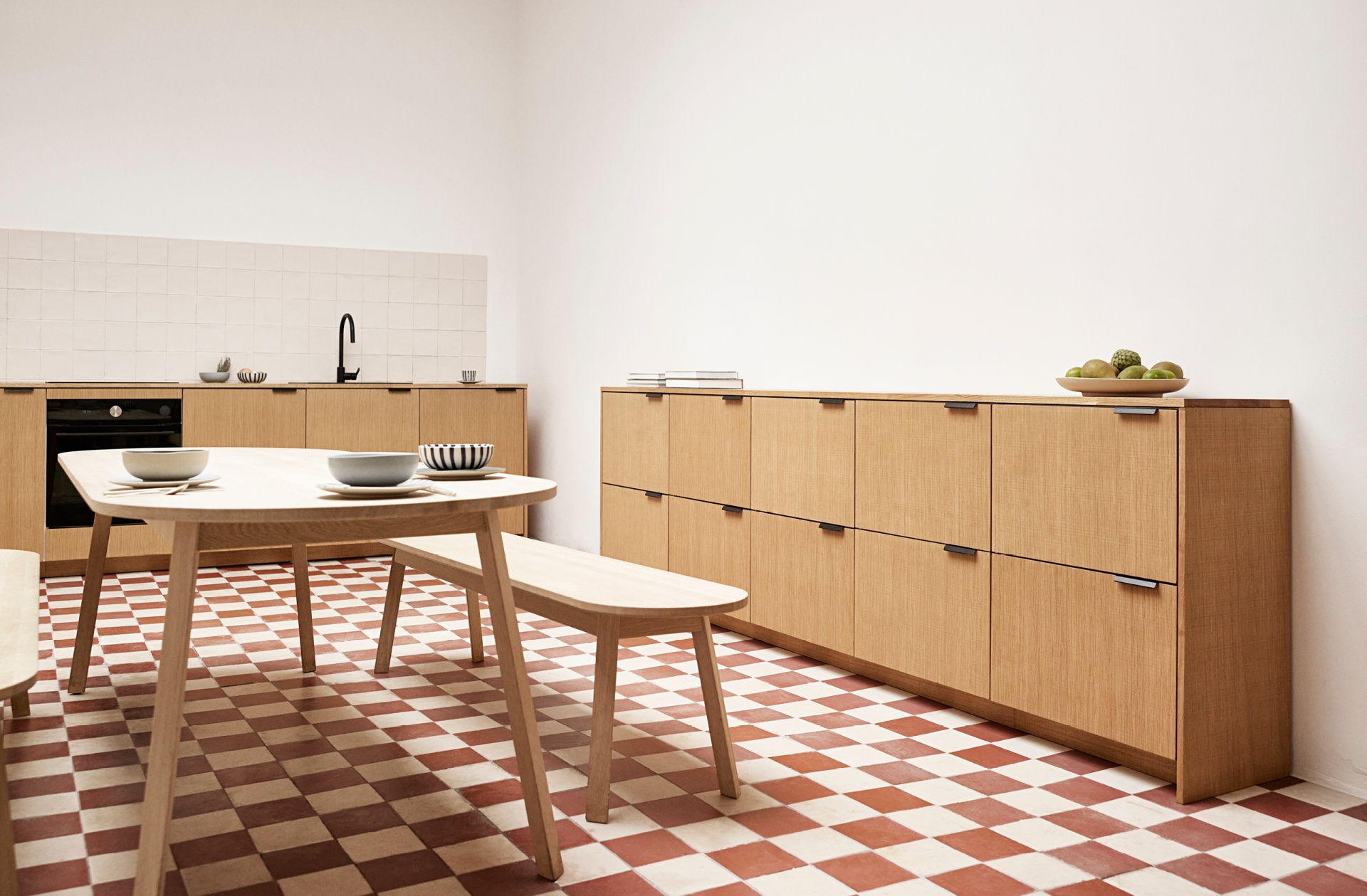 Kitchen in light oak and checkered kitchen floor