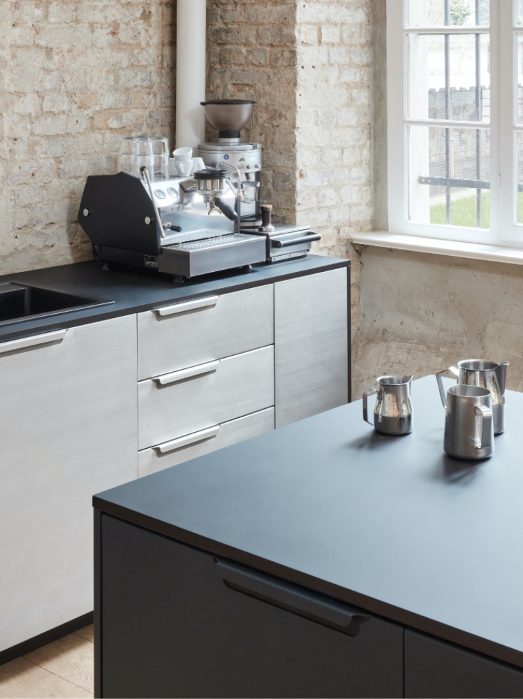 Freunde Von Freunden, Anthracite and aluminum kitchen in Berlin Reform