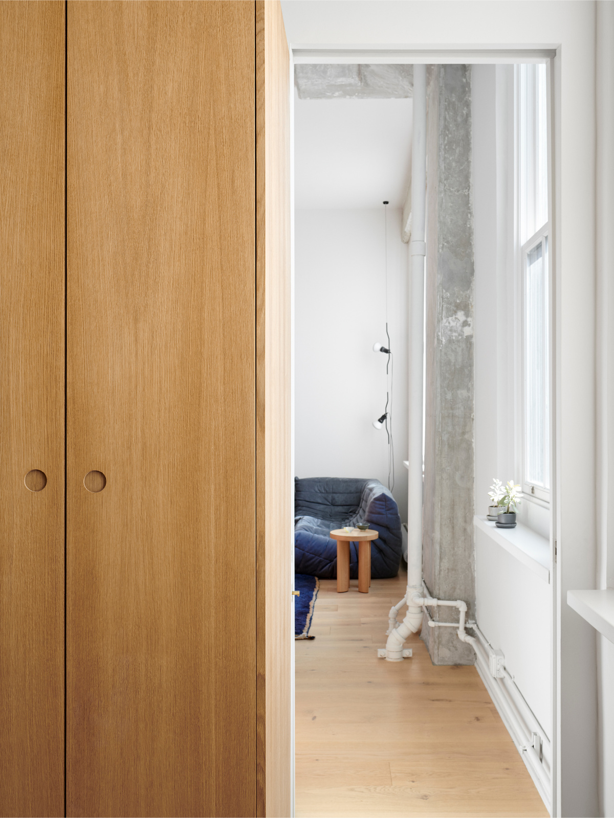 Agencement d'une cuisine blanche lumineuse en L avec îlot central et un plan  de travail en Dekton à Balma. - Cuisines Turini