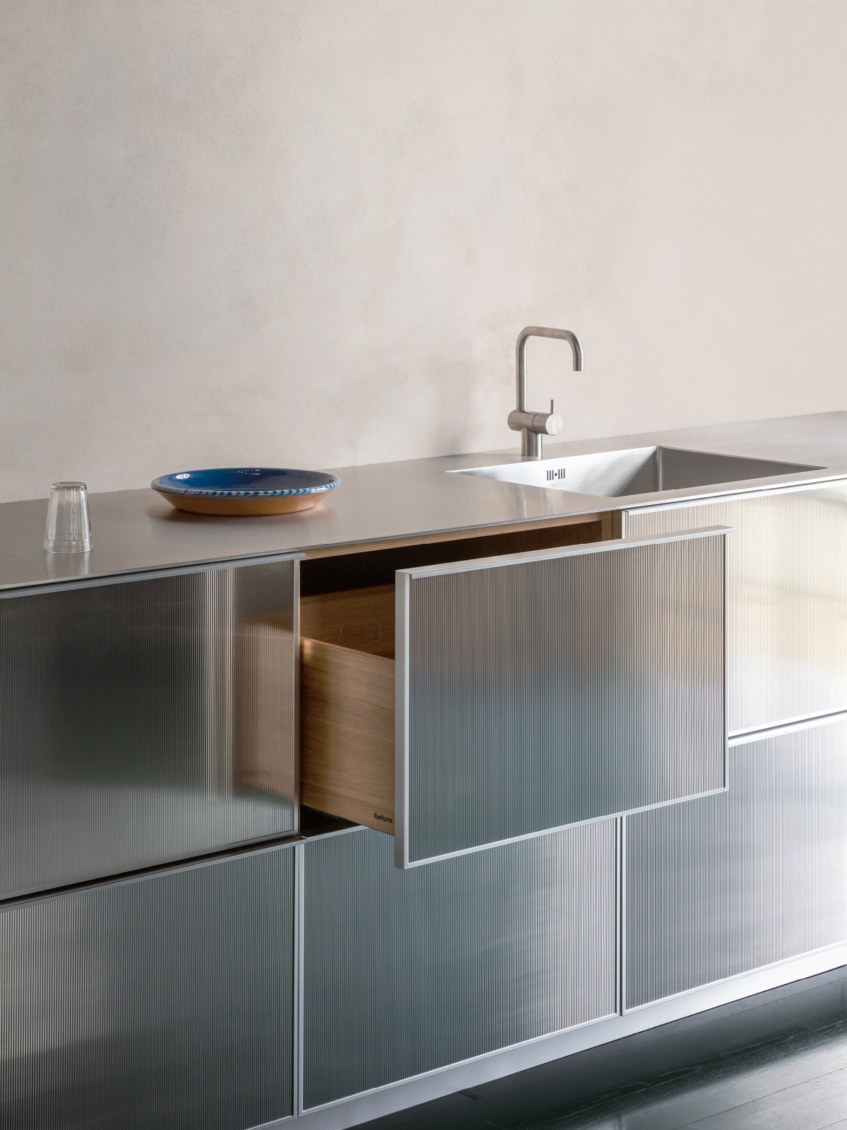 REFLECT kitchen with countertop in stainless steel
