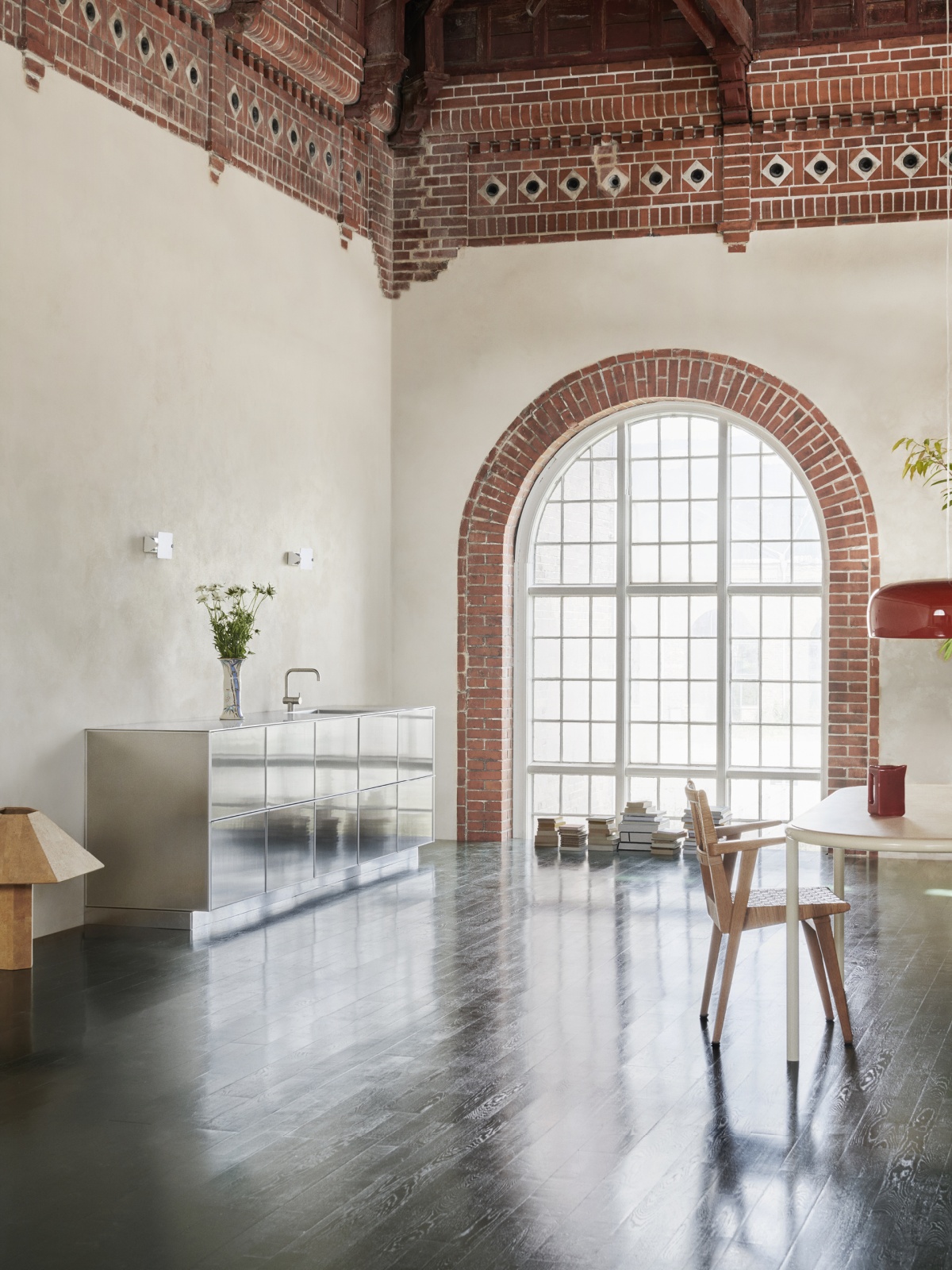 Hall ouvert et lumineux avec armoires métalliques