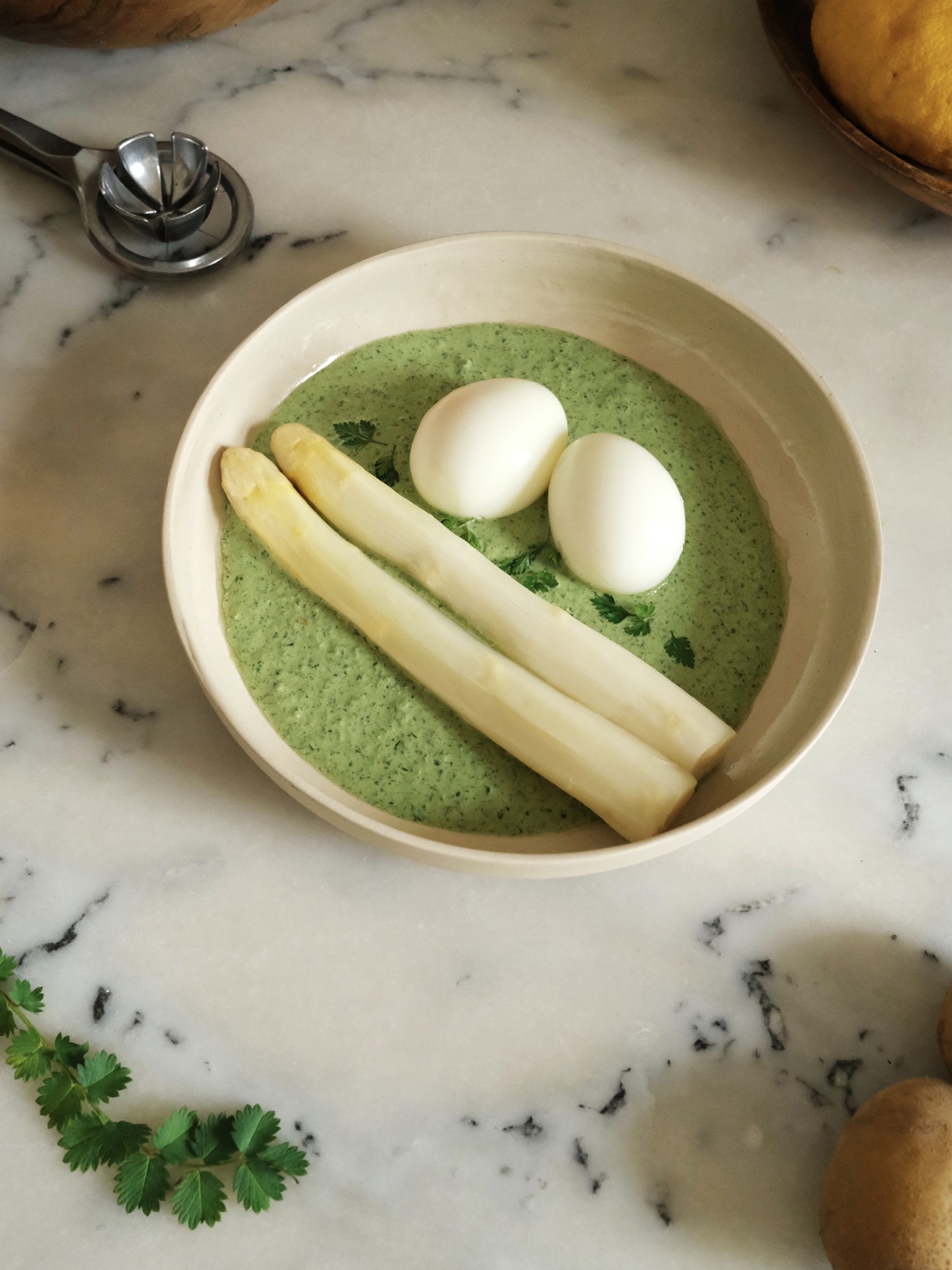 Bowl of grüne sauce with eggs and asparagus