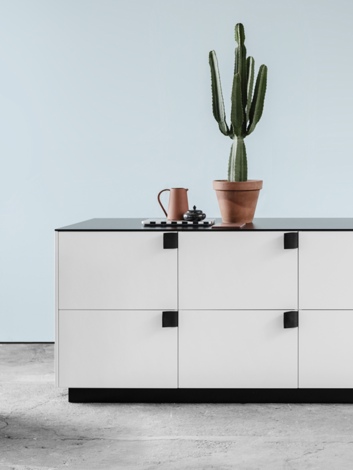 STRAP white kitchen fronts